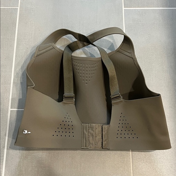 Victoria’s Secret VSX Featherweight Max™ Sports Bra green 36DDD high support - Picture 5 of 11